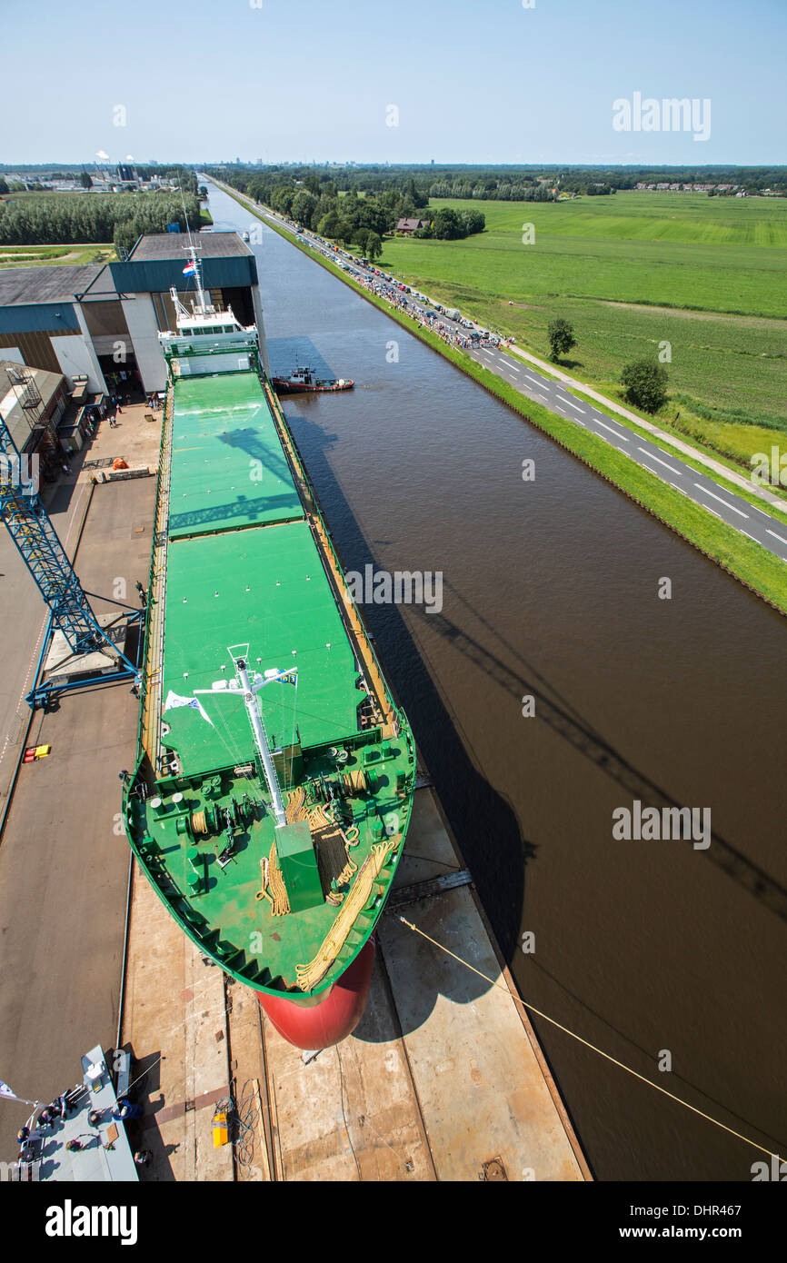 Niederlande, Westerbroek, Einführung von Stückgut versenden der Ferus-Smit-Werft. Kanal namens Winschoterdiep. Luftbild Stockfoto