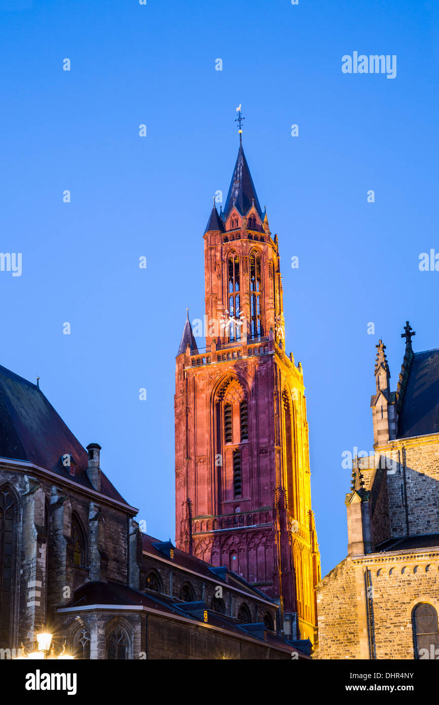 Niederlande, Maastricht, Kirche Saint namens Jan am Platz Vrijthof. Twilight Stockfoto