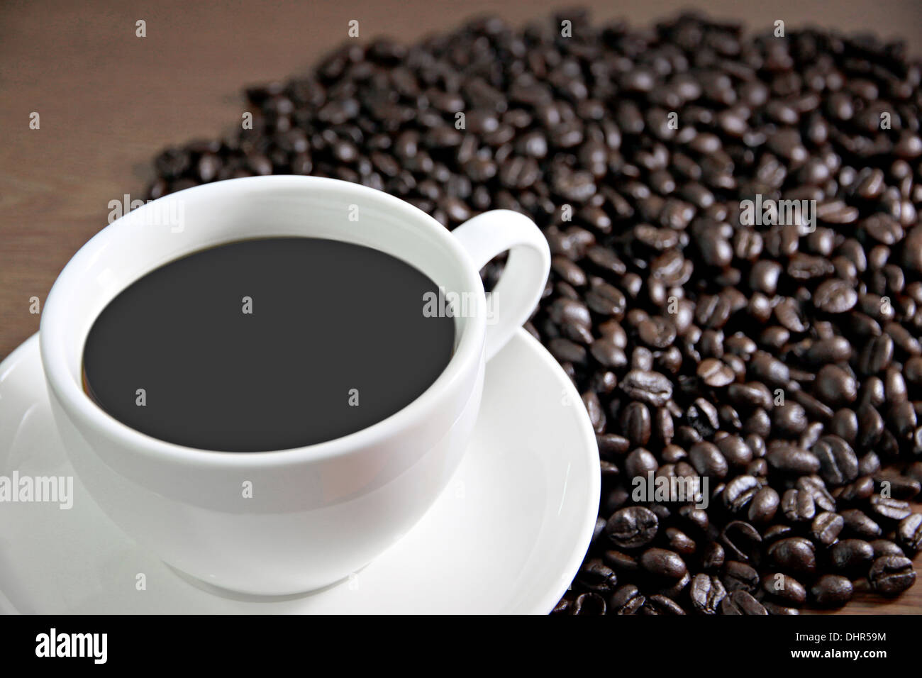 Bild Fokus Tasse Kaffee und Kaffeebohnen auf dem Tisch altes Holz. Stockfoto