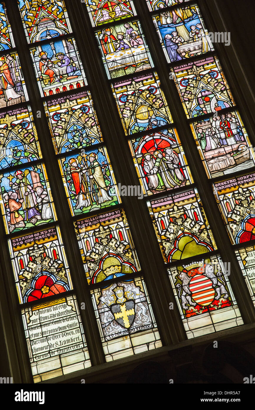 Niederlande, Maastricht, Kirche namens St. Servaas Basiliek oder Basilika am Platz genannt Vrijthof. Innenraum. Glasmalerei Stockfoto