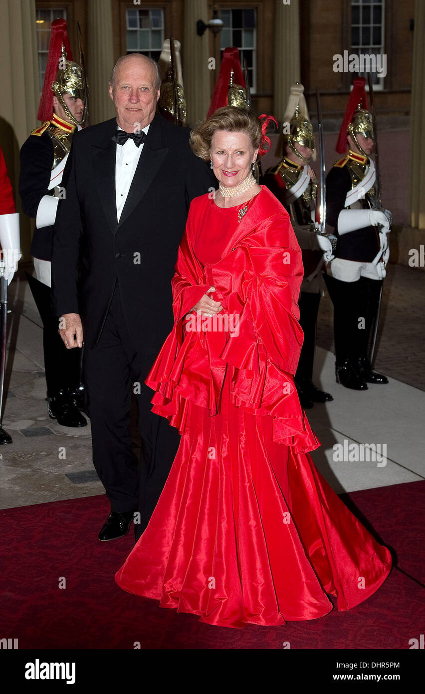 König Harald von Norwegen und Königin Sonja von Norwegen Gäste kommen im Buckingham-Palast für ein festliches Abendessen veranstaltet von Prinz Charles, Prinz von Wales, und Camilla, Herzogin von Cornwall für Königin Elizabeth II. anlässlich der Diamond Jubilee London, England - 18.05.12 obligatorisch Credit: WENN.com ** nicht zur Veröffentlichung in Frankreich zur Verfügung.  Verfügbar für die Veröffentlichung im übrigen die Stockfoto