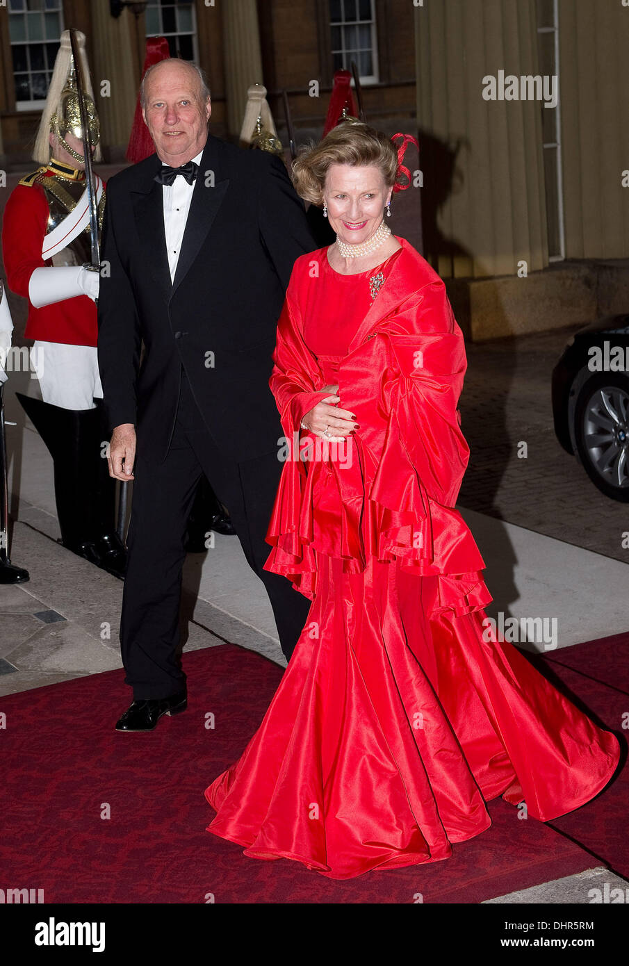 König Harald von Norwegen und Königin Sonja von Norwegen Gäste kommen im Buckingham-Palast für ein festliches Abendessen veranstaltet von Prinz Charles, Prinz von Wales, und Camilla, Herzogin von Cornwall für Königin Elizabeth II. anlässlich der Diamond Jubilee London, England - 18.05.12 obligatorisch Credit: WENN.com ** nicht zur Veröffentlichung in Frankreich zur Verfügung.  Verfügbar für die Veröffentlichung im übrigen die Stockfoto