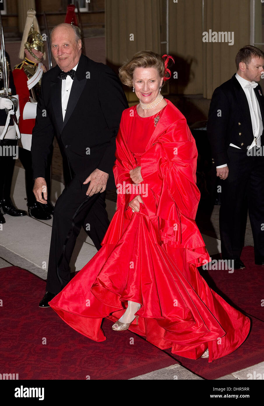 König Harald von Norwegen und Königin Sonja von Norwegen Gäste kommen im Buckingham-Palast für ein festliches Abendessen veranstaltet von Prinz Charles, Prinz von Wales, und Camilla, Herzogin von Cornwall für Königin Elizabeth II. anlässlich der Diamond Jubilee London, England - 18.05.12 obligatorisch Credit: WENN.com ** nicht zur Veröffentlichung in Frankreich zur Verfügung.  Verfügbar für die Veröffentlichung im übrigen die Stockfoto