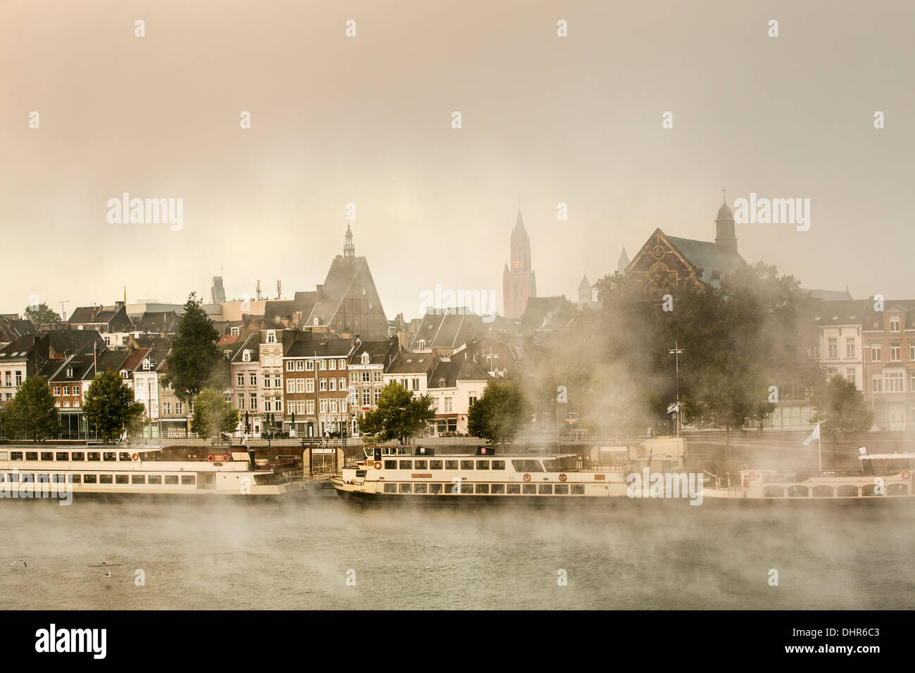 Niederlande, Maastricht, Maas oder Meuse Fluss. Morgennebel Stockfoto