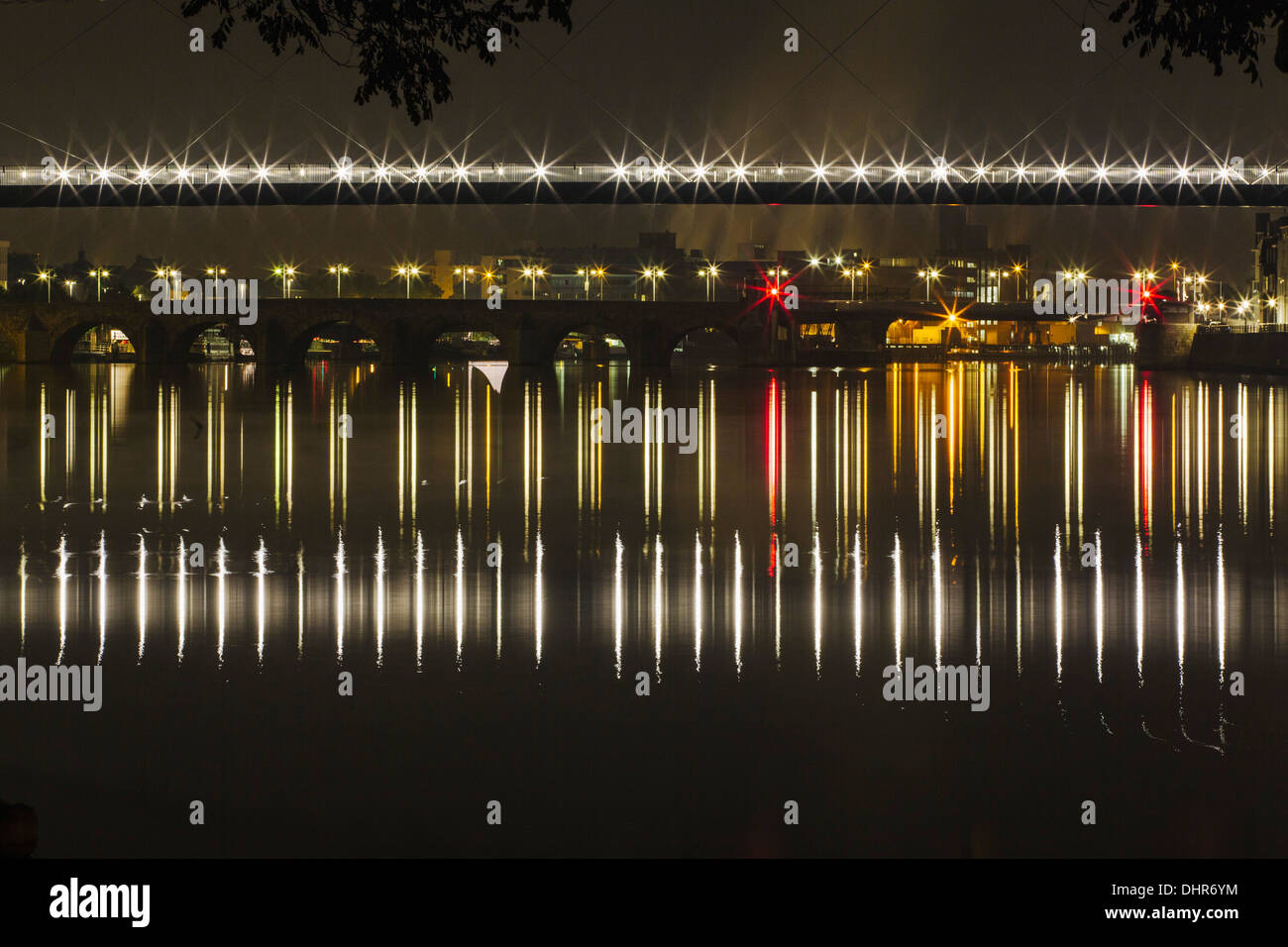 Niederlande, Maastricht, Maas oder Meuse Fluss. Fußgängerbrücke in der Nacht Stockfoto