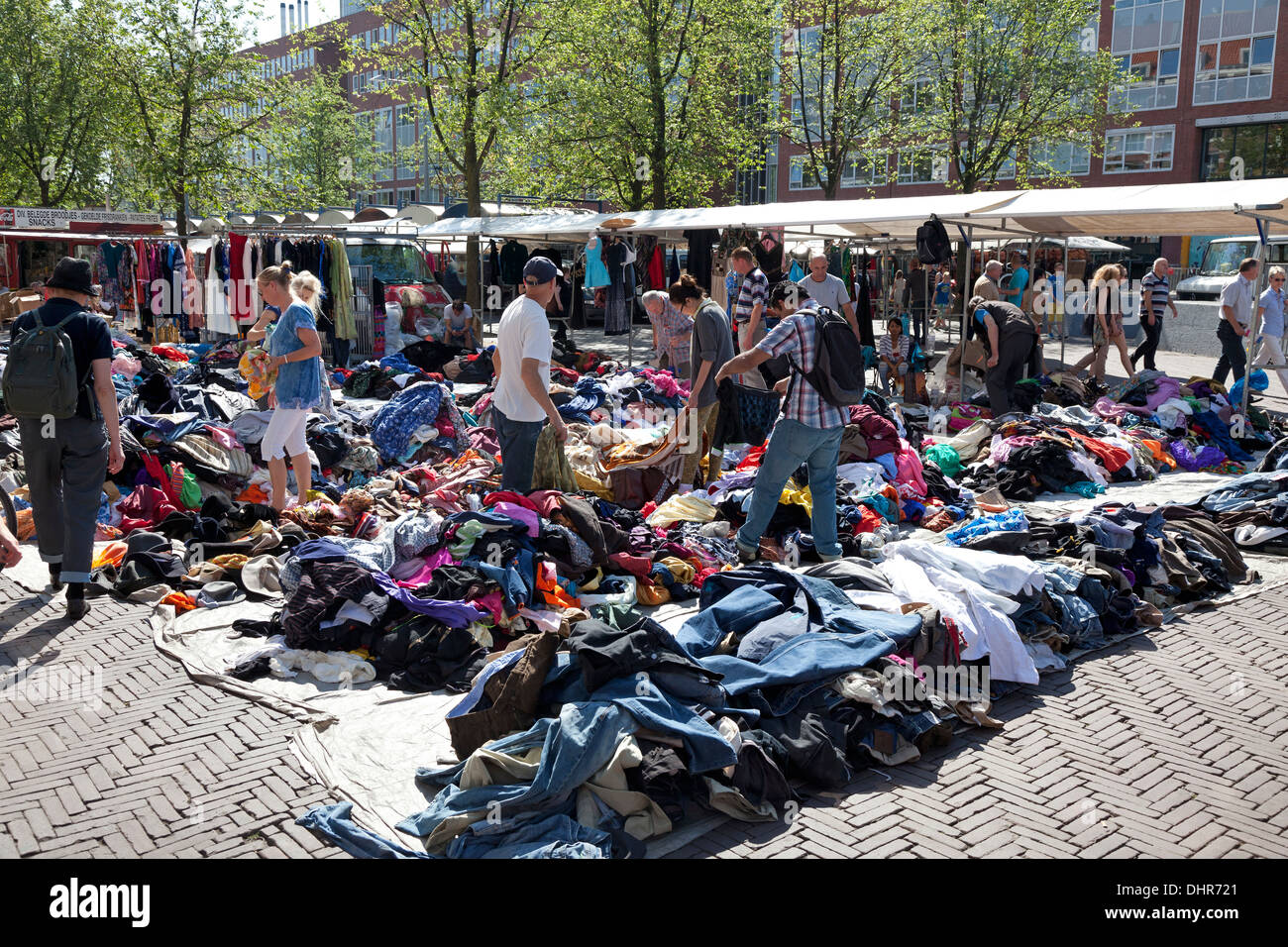 Bekleidungs-Markt auf dem Waterlooplein-Markt in Amsterdam, Niederlande Stockfoto