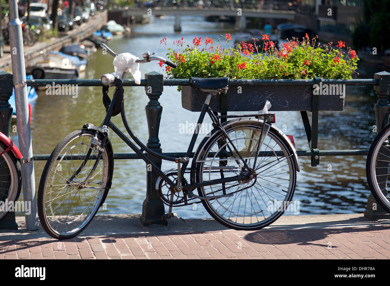 Fahrrad auf einer Brücke in Amsterdam, Niederlande Stockfoto