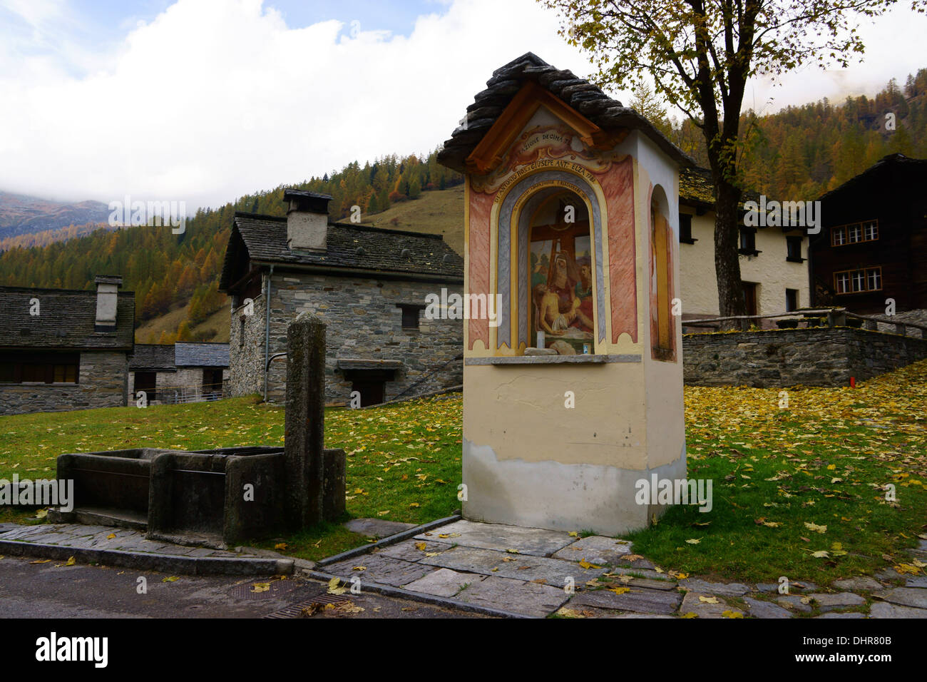 Religiösen Schrein und alte Häuser in Bosco Gurin, Tessin, Schweiz Stockfoto