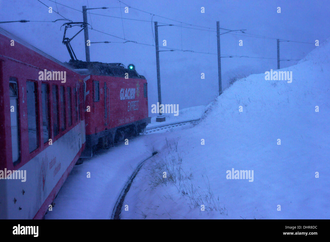 Glacier-Express-Zug im Winter in Naetschen, Oberalppass, Kanton Uri, Schweiz Stockfoto
