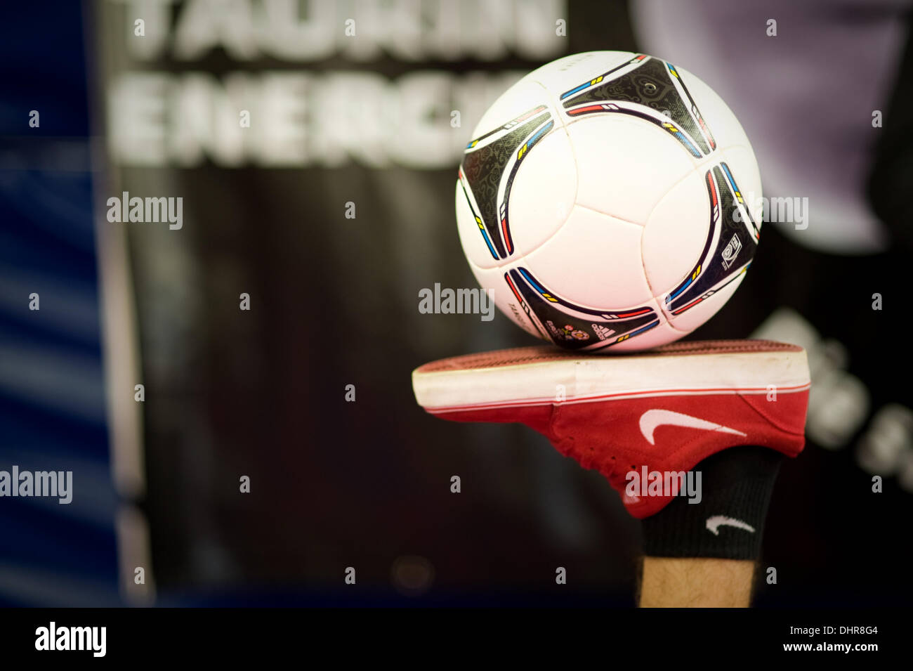 Fußball-Freestyler Marcel Gurk liegt auf dem Rücken und balanciert eine Kugel auf seinen Fuß auf einen neuen Weltrekord auf der 9. Guinness World Records Day in Hamburg, Deutschland, 14. November 2013 festgelegt. Foto: PAULINE WILLRODT Stockfoto