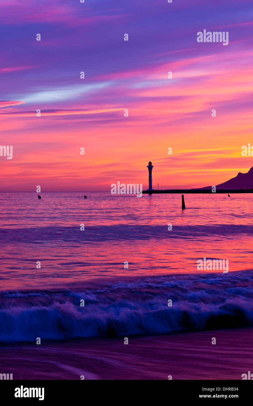 Magischen Sonnenuntergang in Cannes, Côte d ' Azur, Frankreich. Vertikale erschossen Stockfoto