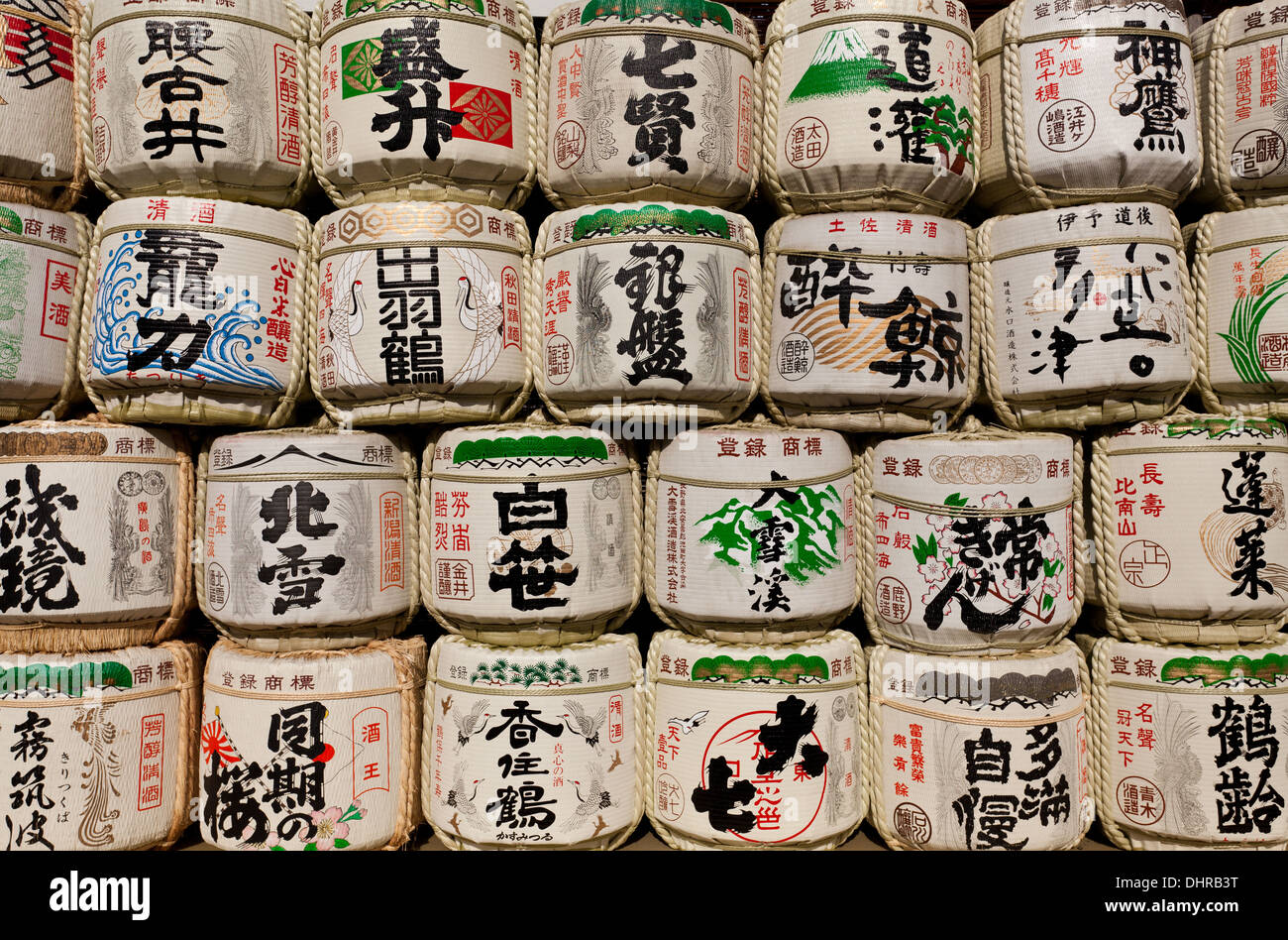 Sake-Fässer stapelten sich am Yasukuni-Schrein, um das neue Jahr zu feiern. Kudanshita, Tokio, Japan. Stockfoto