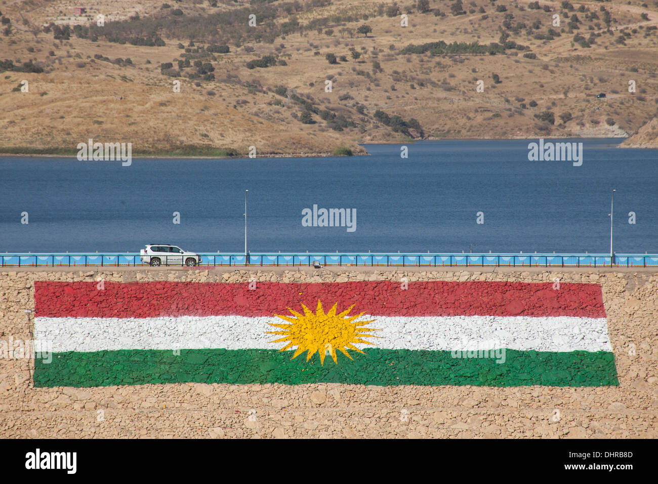 Kurdische Flagge gemalt auf Duohk Damm Stockfoto