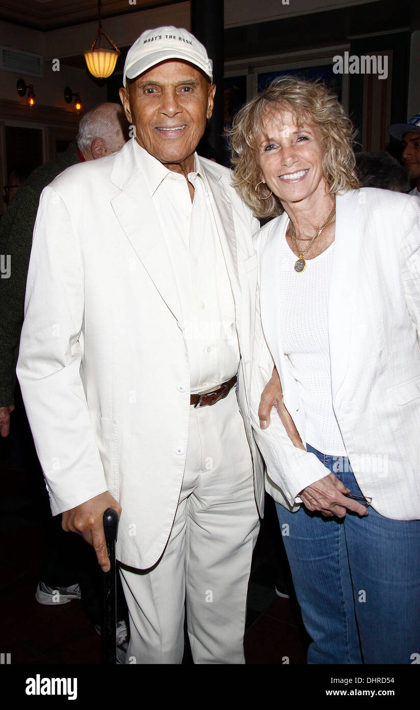 Harry Belafonte Und Pamela Frank Offnung Nacht Der Off Broadway Komodie Alte Juden Erzahlt Witze Im Teatro Westside Abfahrten New York City Usa 20 05 12 Stockfotografie Alamy