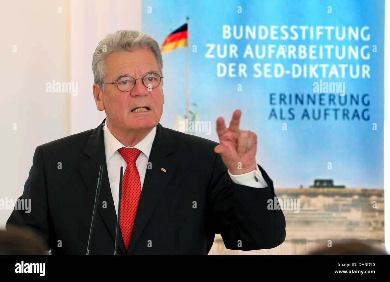 Berlin, Deutschland. 14. November 2013. Bundespräsident Joachim Gauck nimmt an der Podiumsdiskussion "zwischen beiden Staaten - die dritte Generation der DDR", organisiert durch den Präsidenten und die Bundesstiftung zur Aufarbeitung der SED-Diktatur im Schloss Bellevue in Berlin, Deutschland, 14. November 2013. Vertreter des Volkes, die zwischen 1975 und 1985 in der DDR geboren, der Initiative beigetreten "3rd Generation Ostdeutschland" Kinder der deutschen Wiedervereinigung eine Stimme verleihen. Foto: WOLFGANG KUMM/Dpa/Alamy Live News Stockfoto