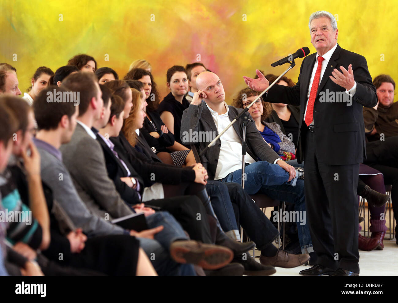 Berlin, Deutschland. 14. November 2013. Bundespräsident Joachim Gauck nimmt an der Podiumsdiskussion "zwischen beiden Staaten - die dritte Generation der DDR", organisiert durch den Präsidenten und die Bundesstiftung zur Aufarbeitung der SED-Diktatur im Schloss Bellevue in Berlin, Deutschland, 14. November 2013. Vertreter des Volkes, die zwischen 1975 und 1985 in der DDR geboren, der Initiative beigetreten "3rd Generation Ostdeutschland" Kinder der deutschen Wiedervereinigung eine Stimme verleihen. Foto: WOLFGANG KUMM/Dpa/Alamy Live News Stockfoto