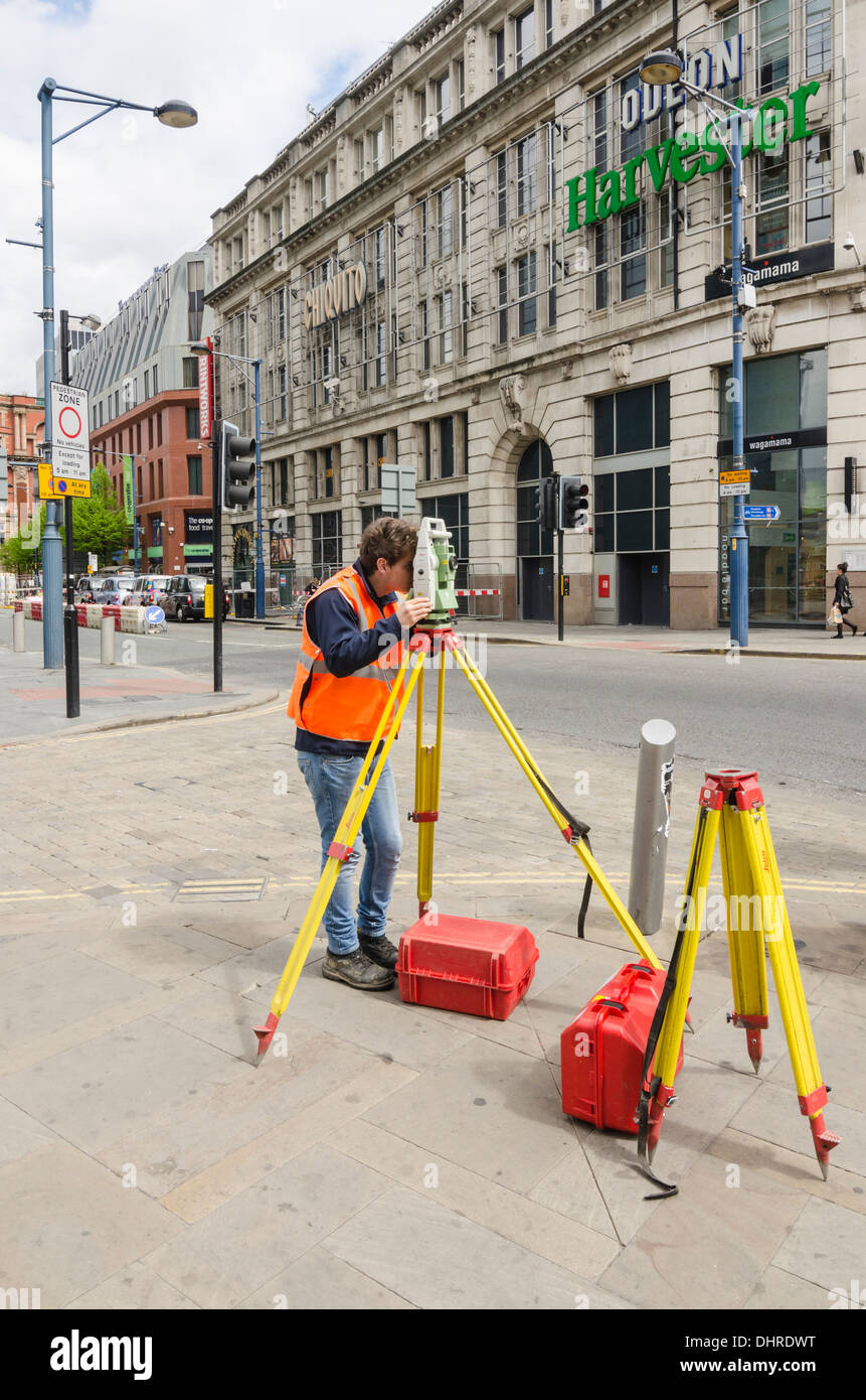 Gutachter bei der Arbeit mit einem Leica Tachymeter im Stadtzentrum von Manchester, Manchester, England Stockfoto