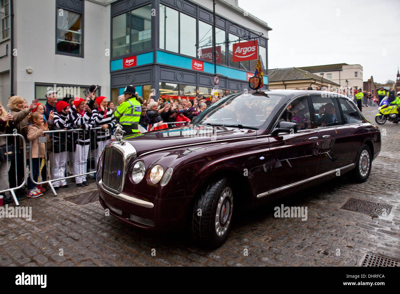 Königin Elizabeth 2. Besuch "Harveys" Brauerei, Lewes, Sussex, England Stockfoto