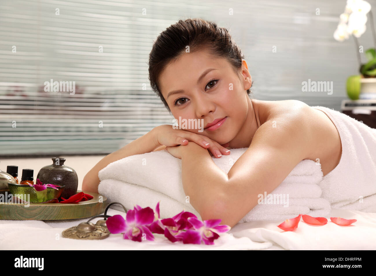 Schöne asiatische Frau im Spa entspannen, lächelnd. Stockfoto