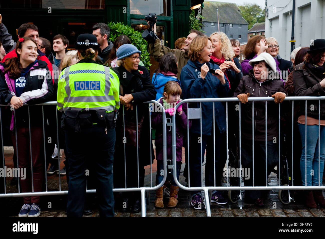 Menschen warten, um einen Blick auf Königin Elizabeth 2. bei ihrem Besuch in der Stadt von Lewes, Sussex, England Stockfoto