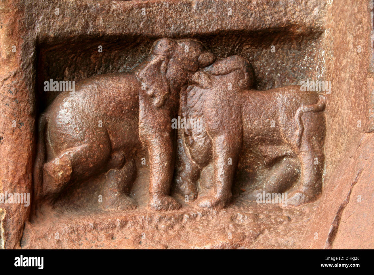 Gekonnt modellierte Elefanten und Bull Bas Relief Arbeit an erste Höhle in Badami, Karnataka, Indien, Asien Stockfoto