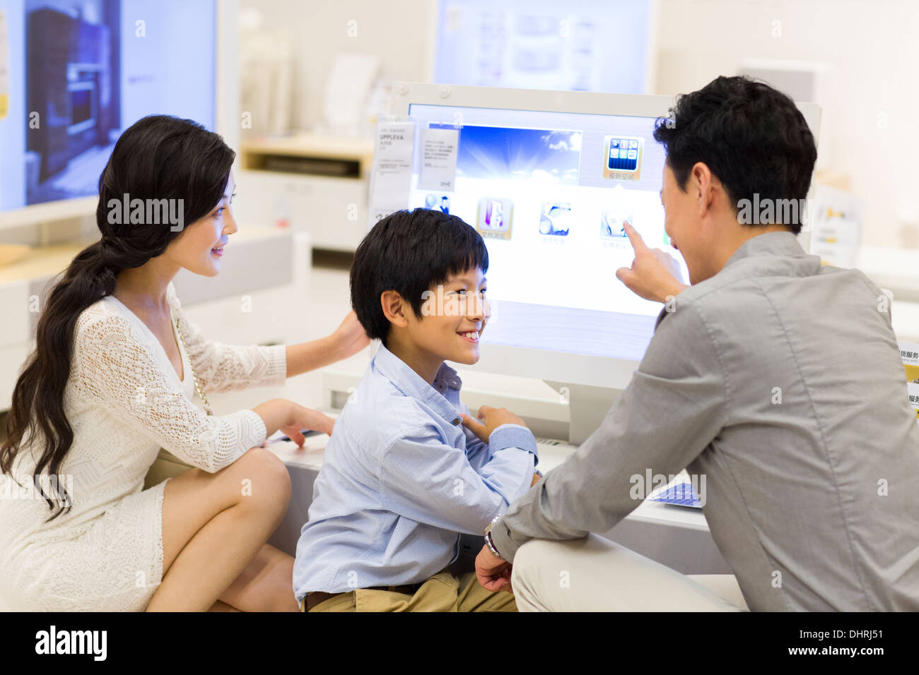 Glückliche Familie berühren des Computerbildschirms Stockfoto