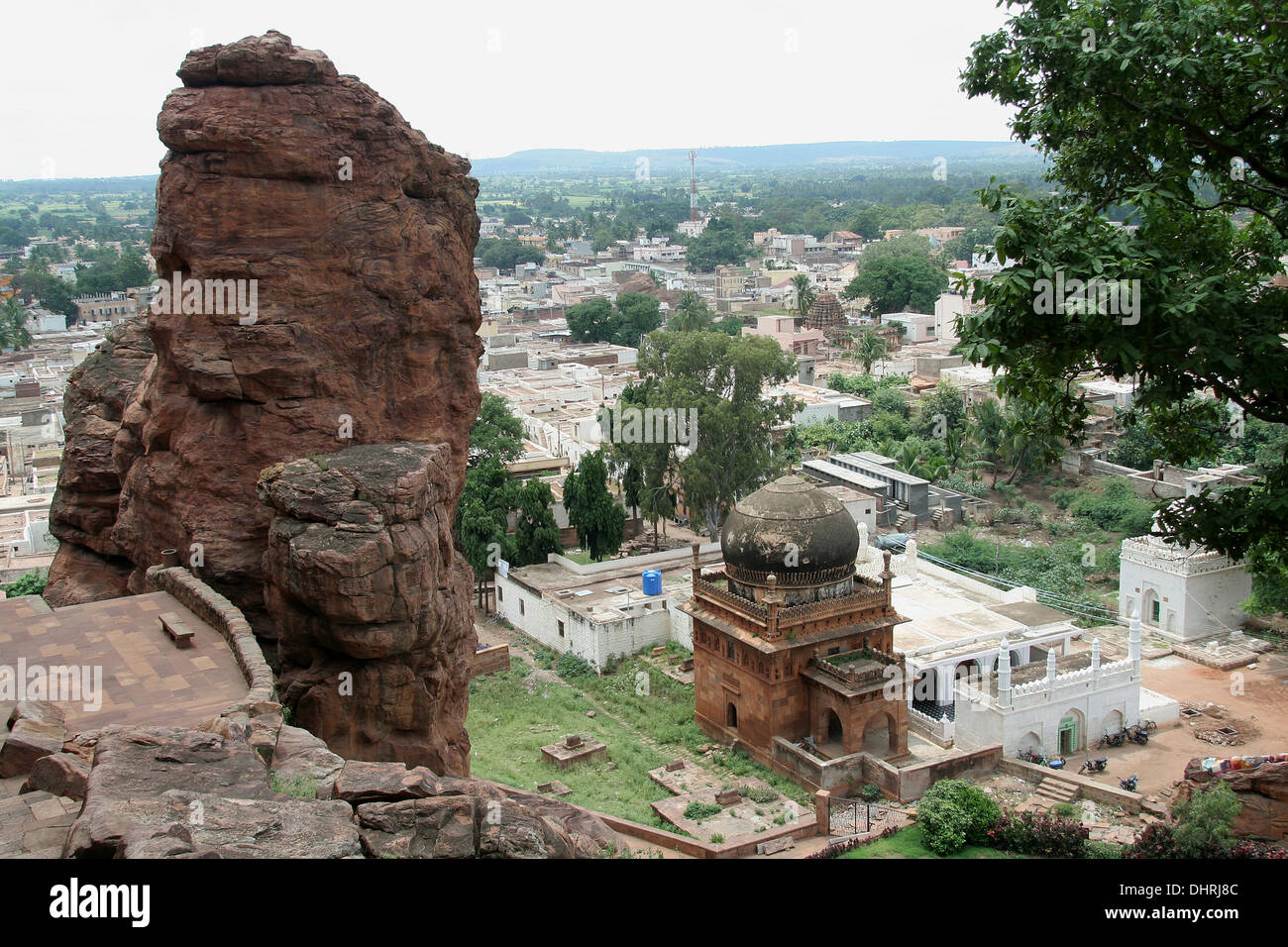 Blick auf Rock am Hügel und historischen Masjid in Badami Stadt, Karnataka, Indien, Asien Stockfoto