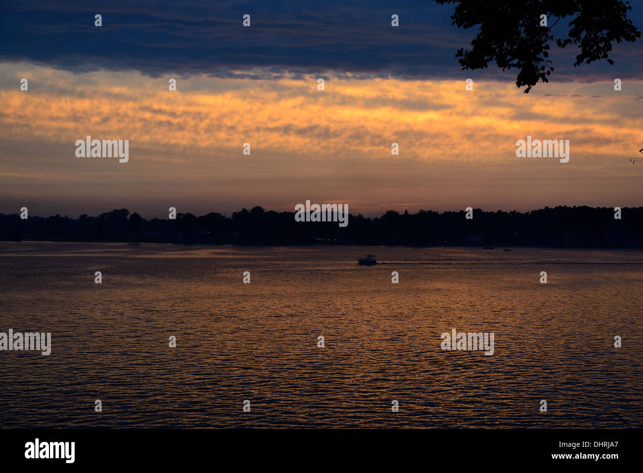 Abend-Farben und Wolken über Lake James in Angola, Indiana USA. Stockfoto