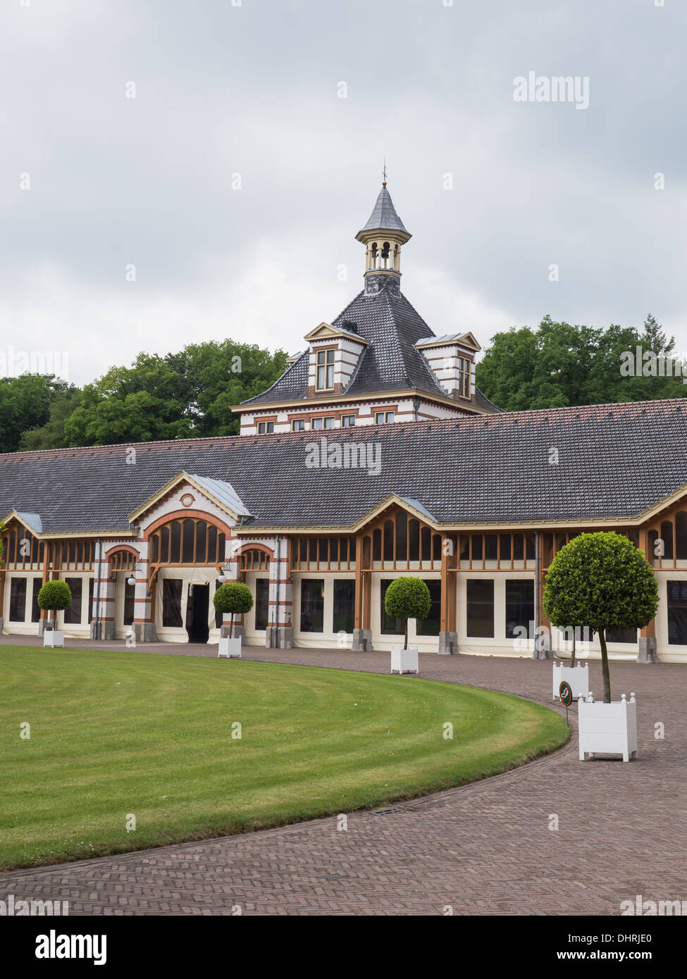 Wagenhalle im Palast Het Loo, eines der Schlösser, die noch heute im Besitz der niederländischen Königsfamilie. Stockfoto