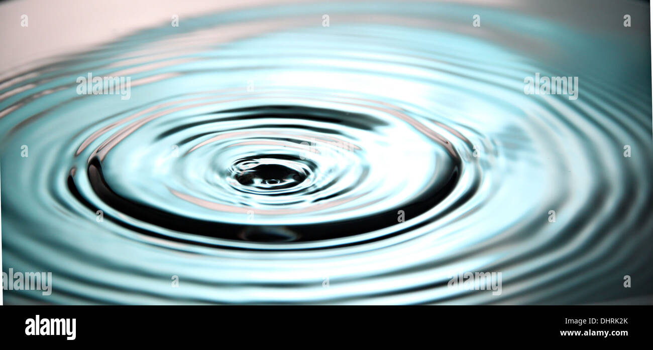 Closeup Wassertropfen Bildern blauen Hintergrund der Ripple im Becken. Stockfoto