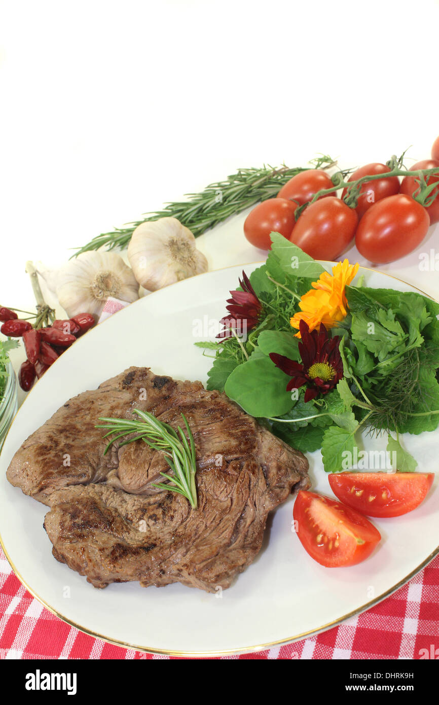 ein gebratenes Ribeye-Steak mit Wildkräutersalat Stockfoto