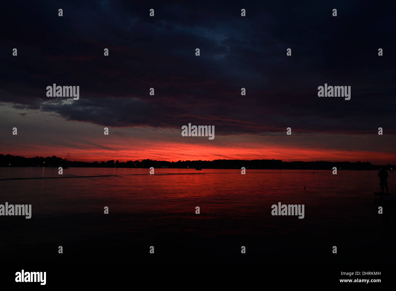 Abendliche feurig roten Sonnenuntergang Farben und Wolken über Lake James in Angola, Indiana USA. Stockfoto