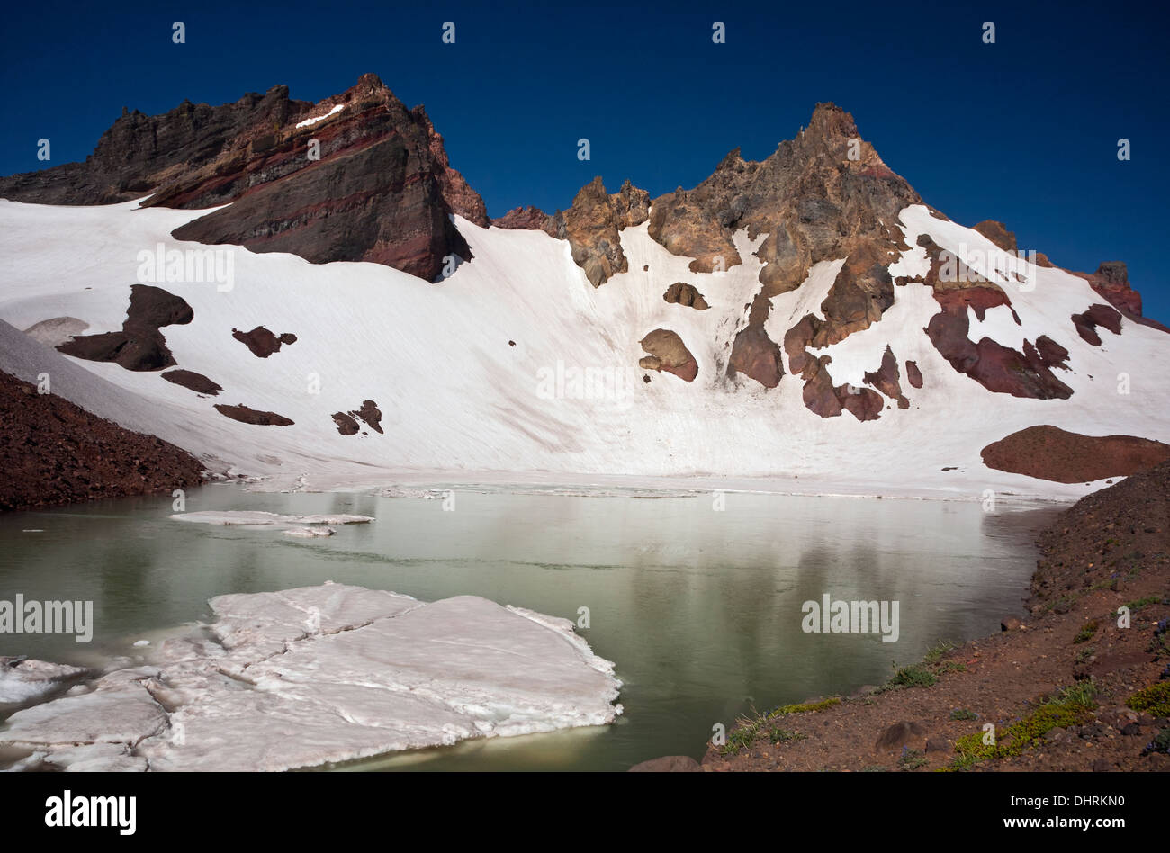 OREGON - Eis und Schnee bedeckt Kratersee auf der Seite gebrochen oben in die drei Schwestern Wilderness Area. Stockfoto