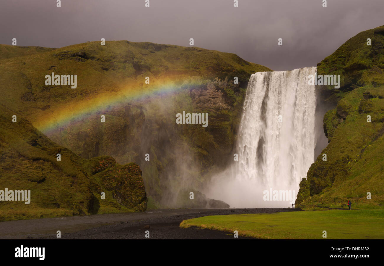 Ein Regenbogen ist am Skogafoss Wasserfall in Island, 12. September 2013 gesehen. (Adrien Veczan) Stockfoto