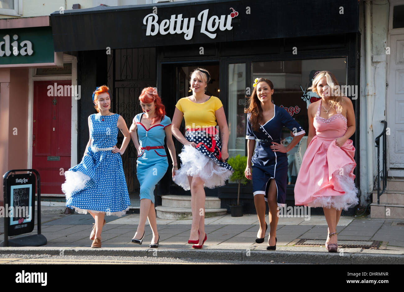 Junge Frauen der 20er Jahre von Betty Lou Vintage Salon in Brighton tragen  Mode im Stil der 1950er Jahre Stockfotografie - Alamy
