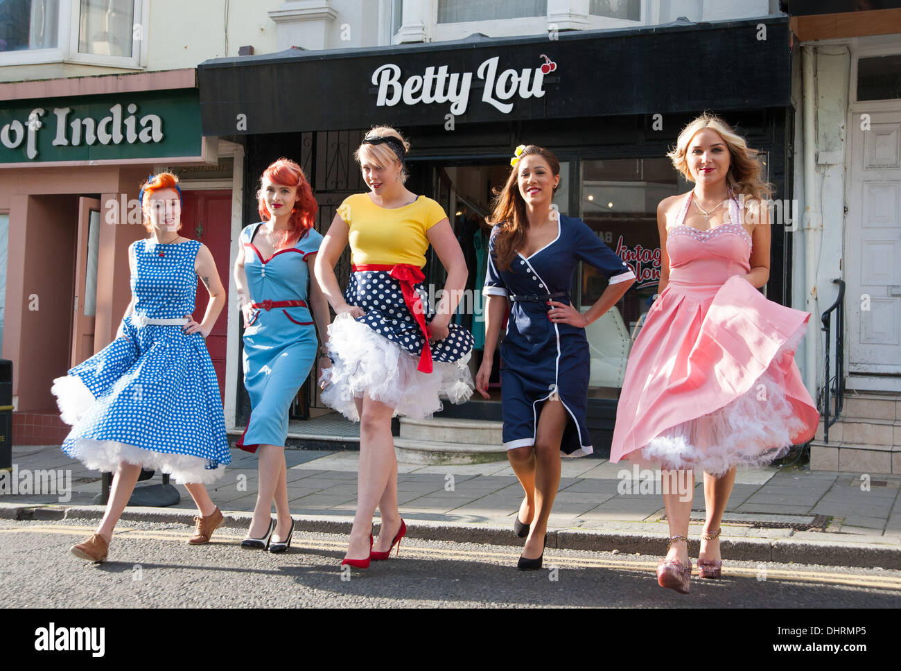 Junge Frauen Der er Jahre Von Betty Lou Vintage Salon In Brighton Tragen Mode Im Stil Der 1950er Jahre Stockfotografie Alamy