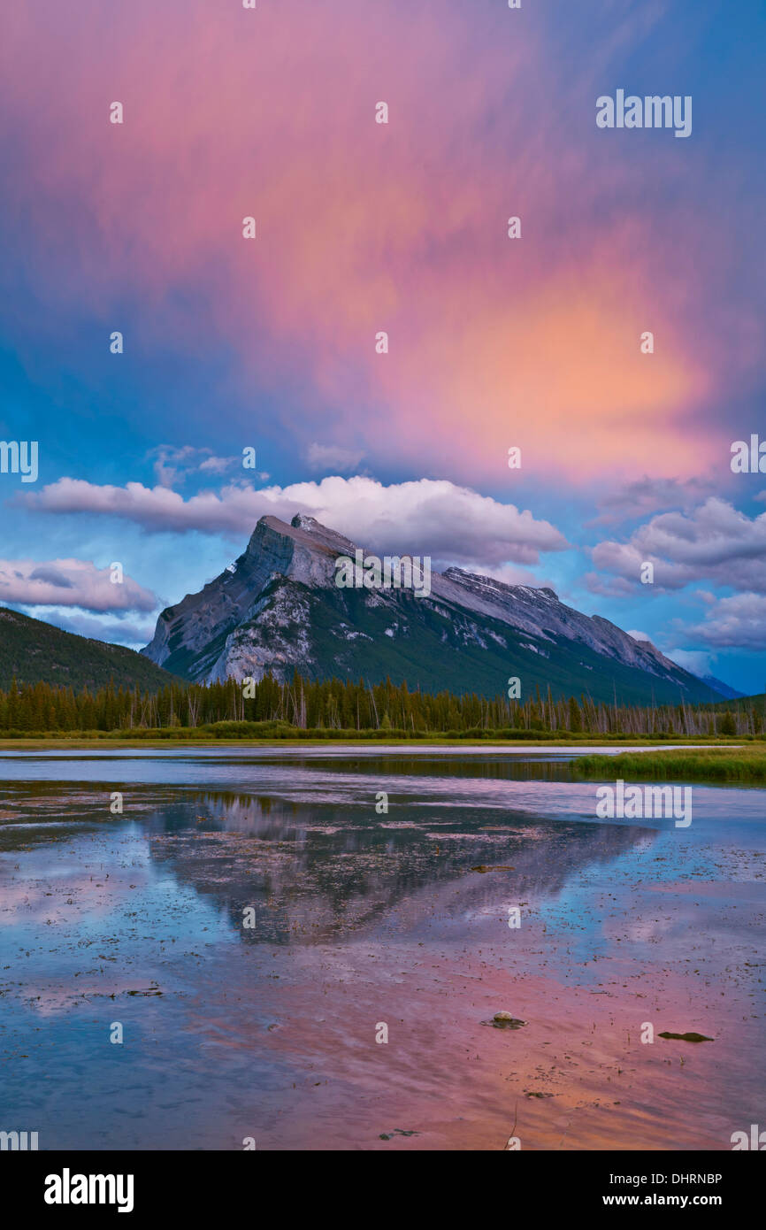 Mount Rundle erhebt sich über Banff Township von Vermillion-Seen-Fahrt bei Sonnenuntergang Alberta Banff National Park Kanada Nordamerika Stockfoto