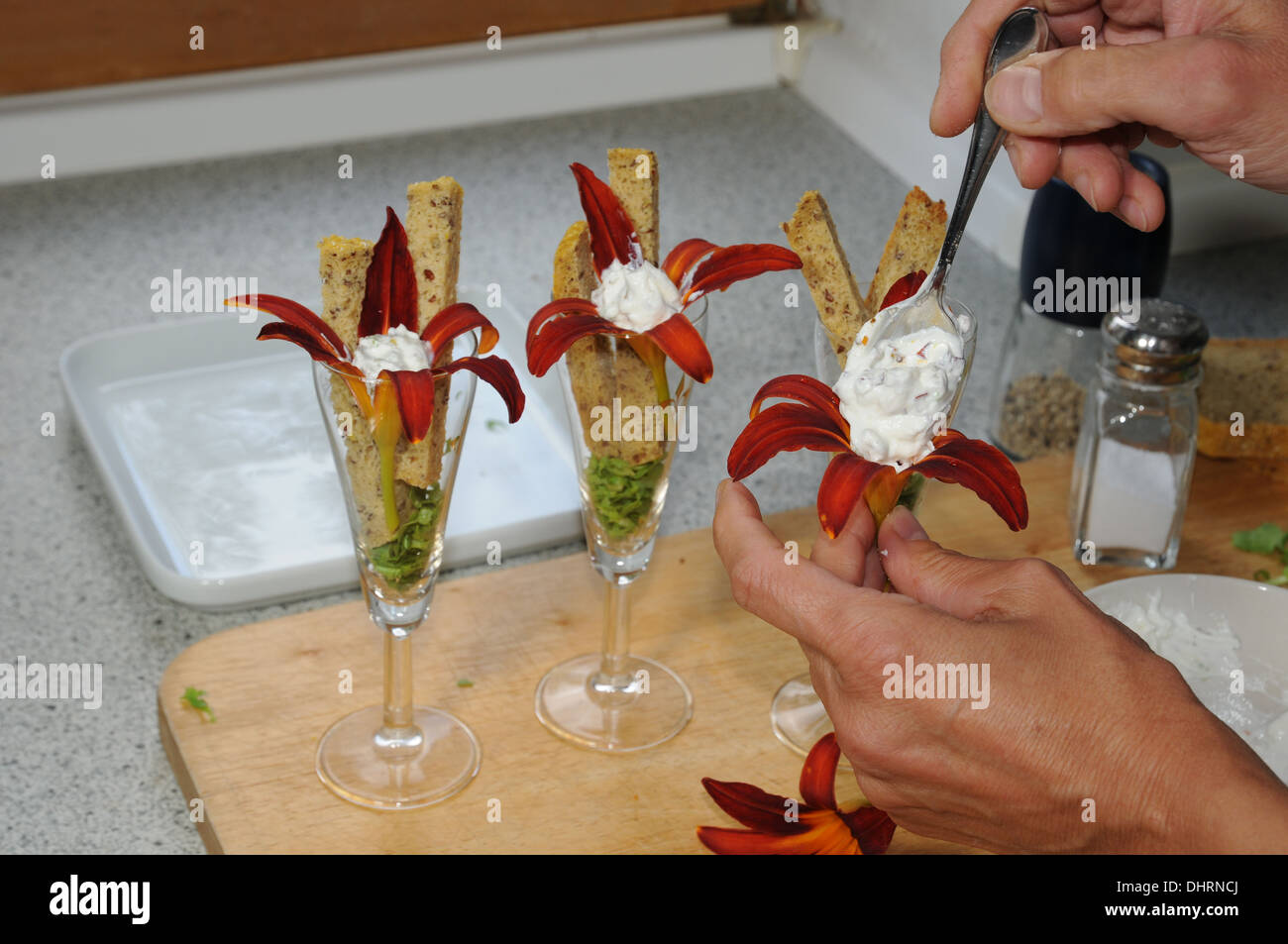 Taglilien, Fingerfood vorbereiten Stockfoto