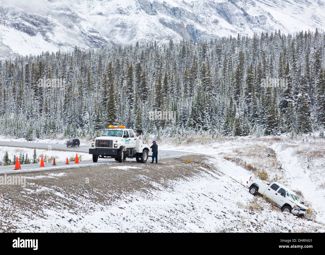 LKW gezogen aus Graben nach Abrutschen einer eisglatten Straße Icefields Parkway-Banff Nationalpark Alberta Kanada Stockfoto