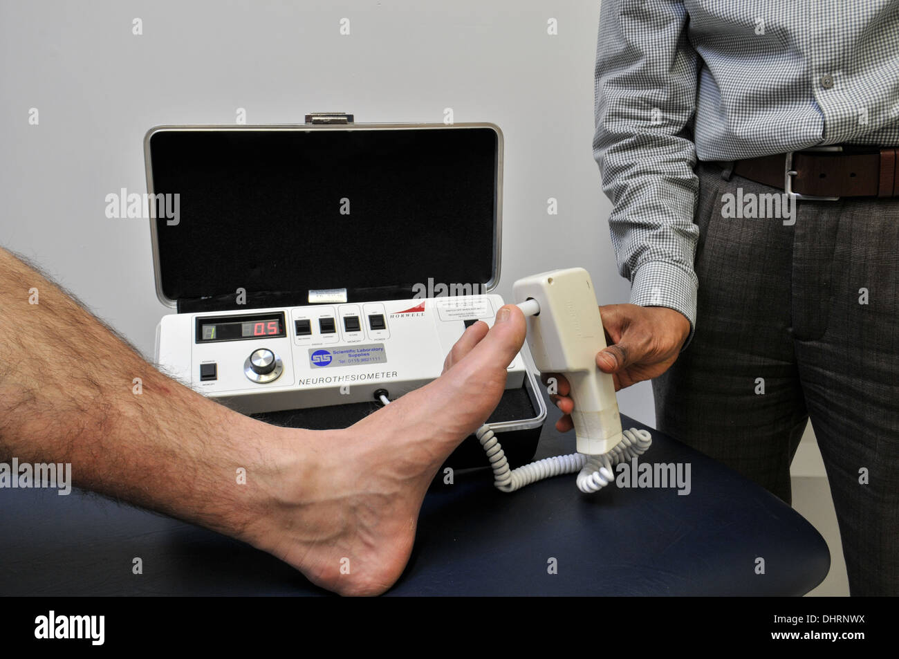 Ein Neurothesiometer-Test, um die Vibration Sensibilitätsschwelle jeder Körperoberfläche eines Diabetikers bestimmen Stockfoto