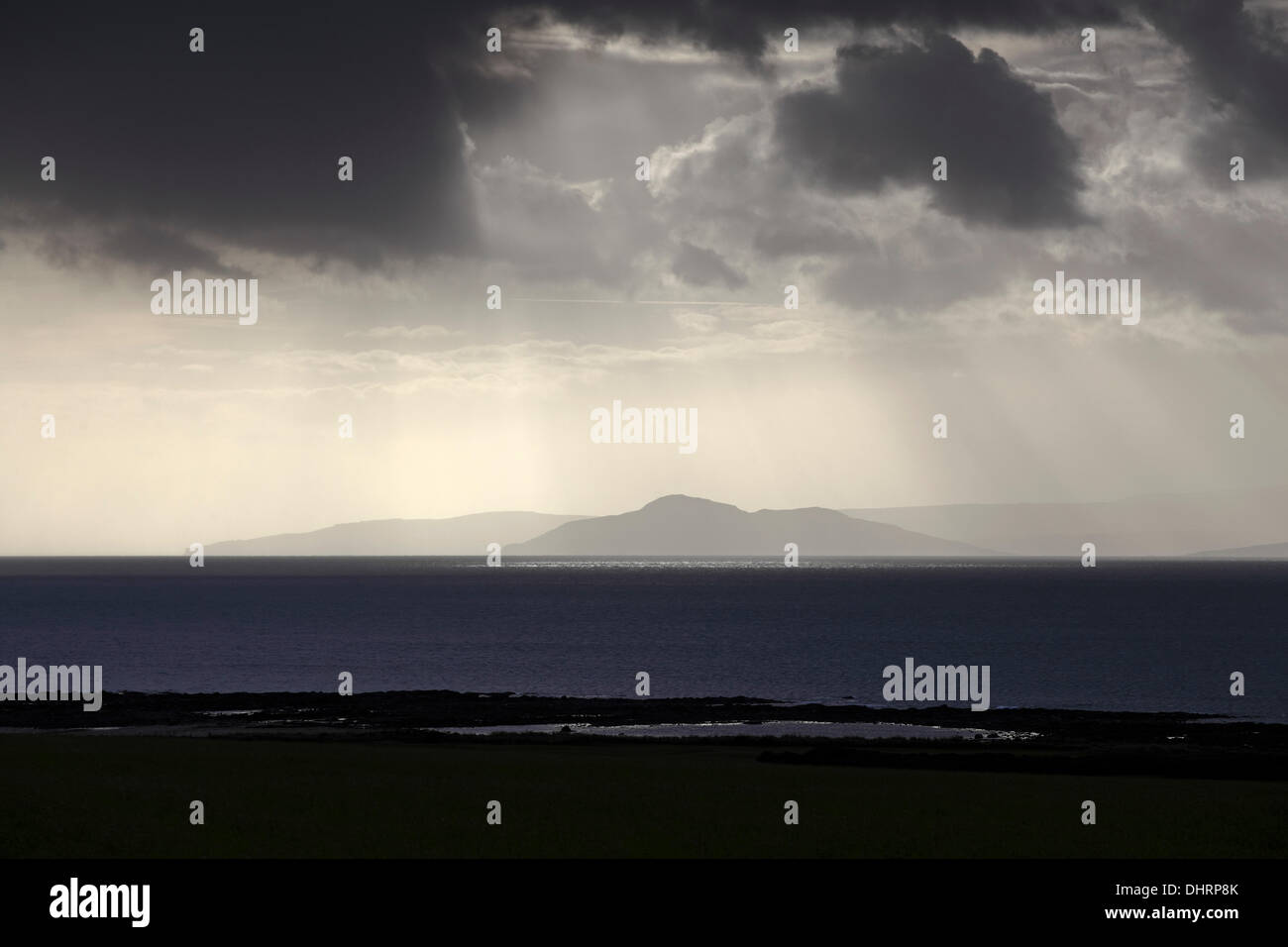 Regen und Wolken über den Firth of Clyde, Schottland, UK Credit clearing: Kenny Williamson / Alamy Live News Stockfoto