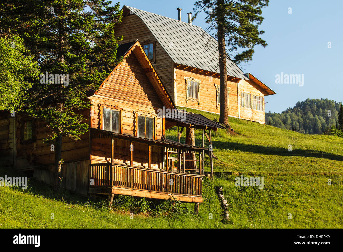 Haus am Hang des grünen Hügel Stockfoto