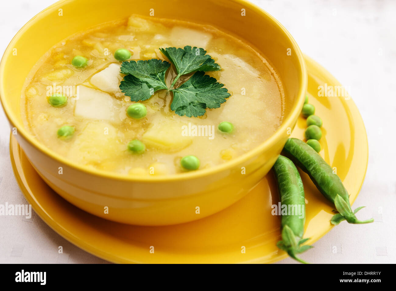 Fleischlose Suppe in Runde gelbe Tasse. Stockfoto