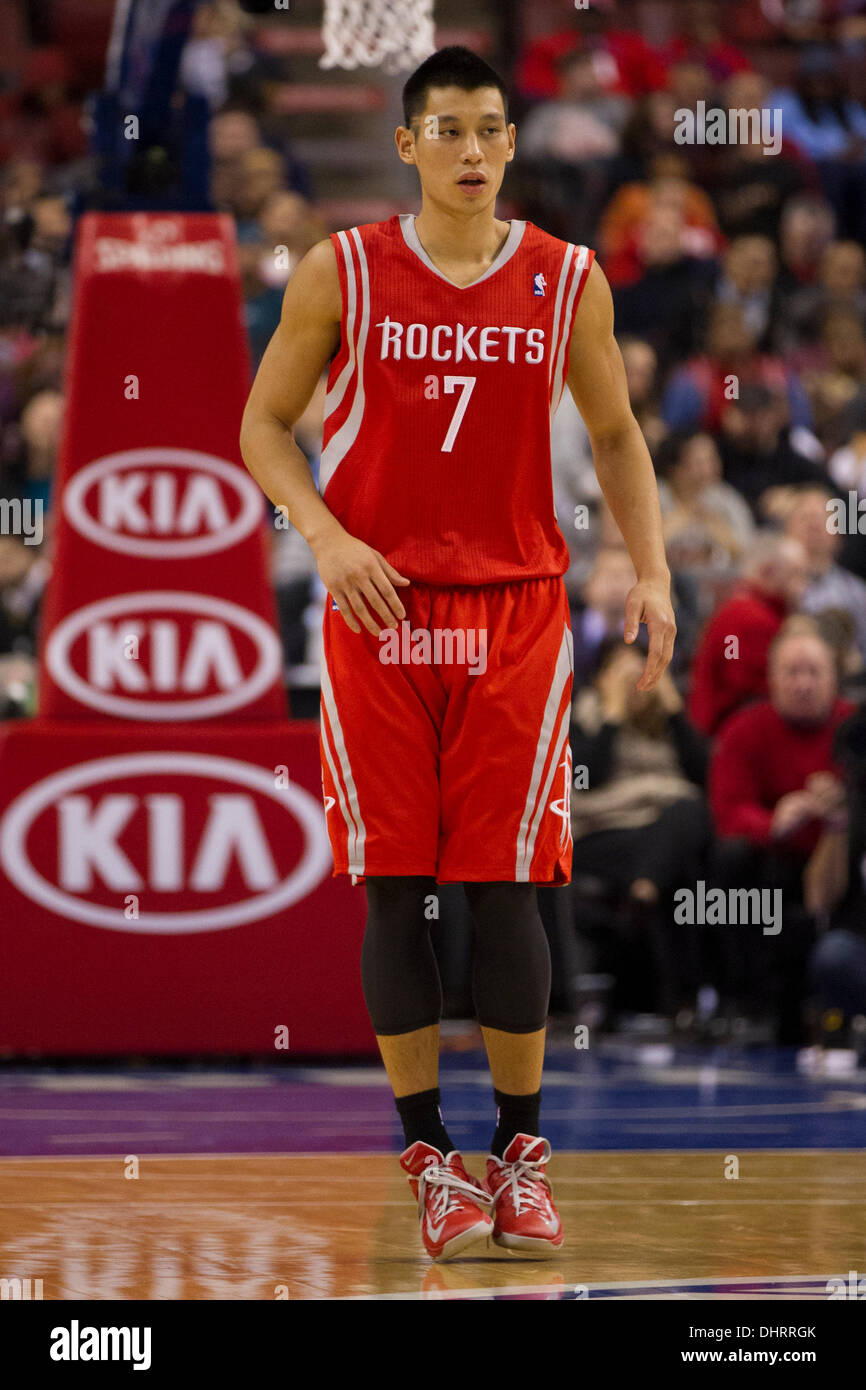 Philadelphia, Pennsylvania, USA. 13. November 2013: Houston Rockets point Guard sieht Jeremy Lin (7) während der NBA-Spiel zwischen den Houston Rockets und die Philadelphia 76ers im Wells Fargo Center in Philadelphia, Pennsylvania, auf. Die 76ers gewinnen 123-117 in Überstunden. (Christopher Szagola/Cal Sport Media/Alamy Live News) Stockfoto