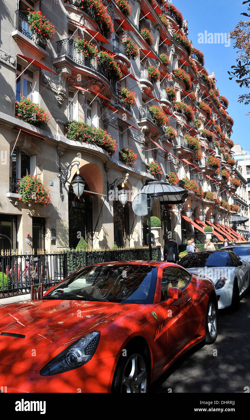 Plaza Athenée Palasthotel und Ferrari Auto Montaigne Avenue Paris Frankreich Europa Stockfoto