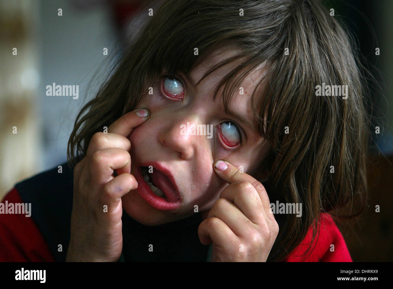Portrait von kleinen Mädchen Grimassen, Kind 5 Jahre alt, gruseliges Gesicht Stockfoto