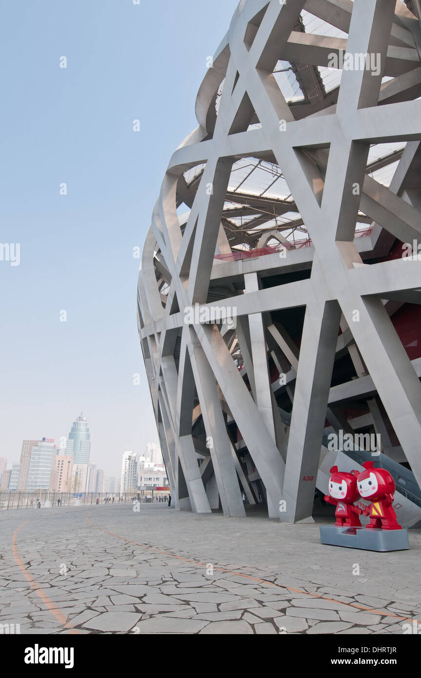 Maskottchen vor National Stadium auch bekannt als das Vogelnest in Chaoyang District, Beijing, China Stockfoto