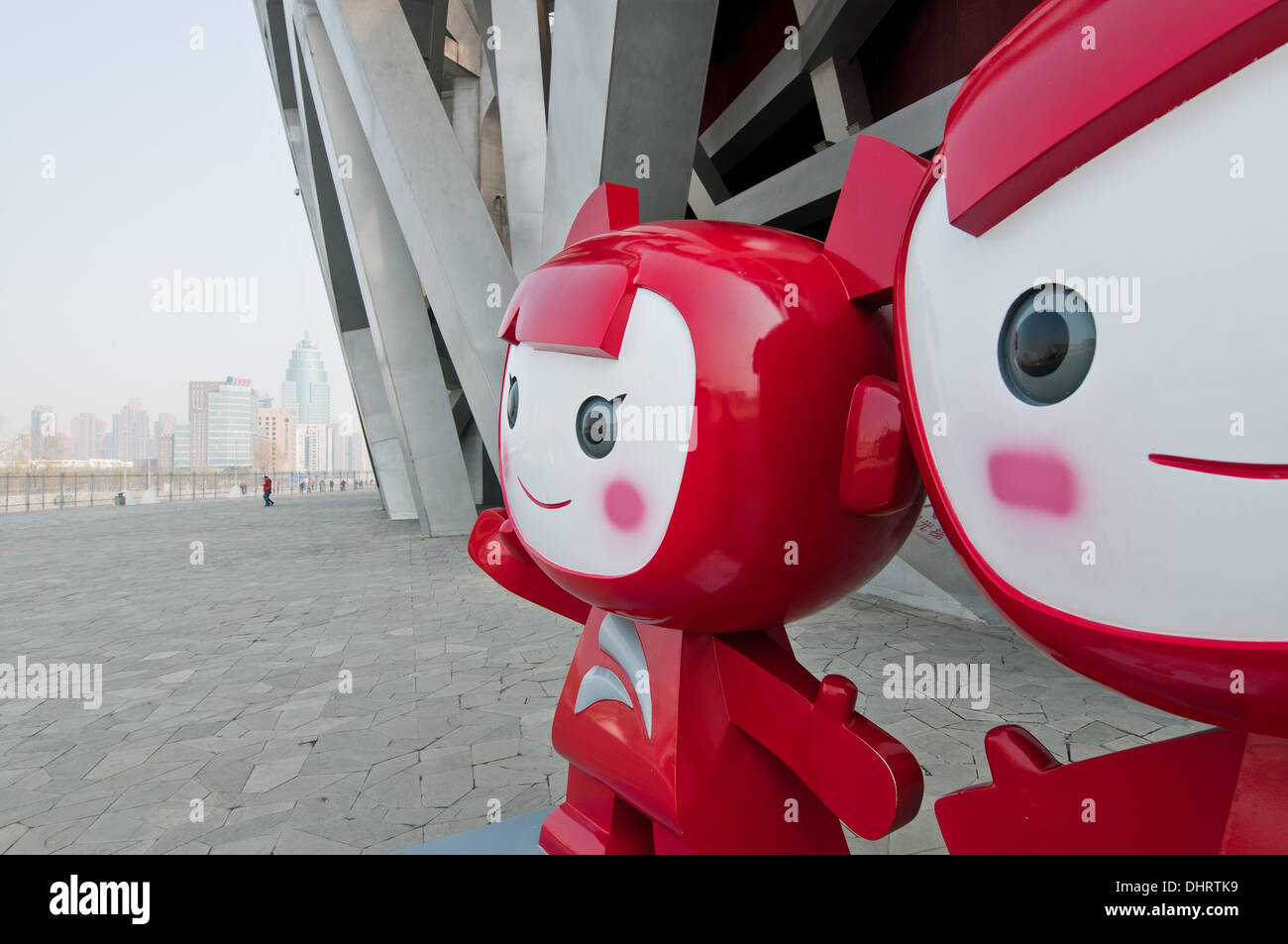 Maskottchen vor National Stadium auch bekannt als das Vogelnest in Chaoyang District, Beijing, China Stockfoto