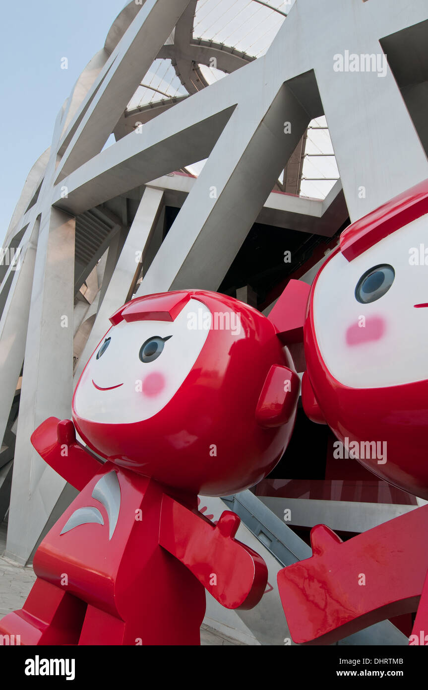 Maskottchen vor National Stadium auch bekannt als das Vogelnest in Chaoyang District, Beijing, China Stockfoto