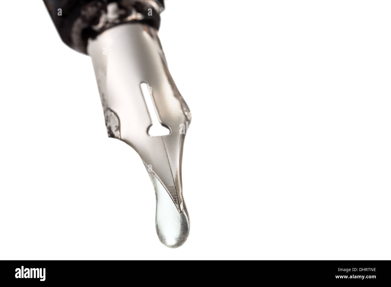 transparente Flüssigkeitstropfens tropft aus der Feder des Pen Nahaufnahme isoliert auf weißem Hintergrund Stockfoto